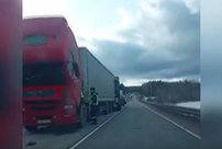 Массовое ДТП в Кировской области: столкнулись фуры, грузовик и эвакуатор с легковушкой на платформе