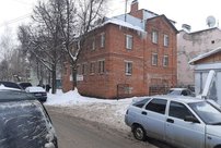 В Кирове снег с крыши дома упал на женщину